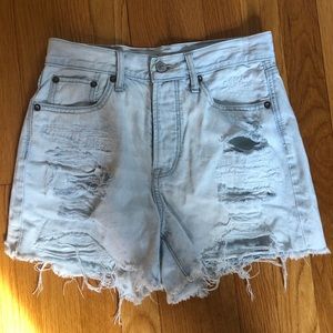 AE 90s Boyfriend Shorts in Distressed White!